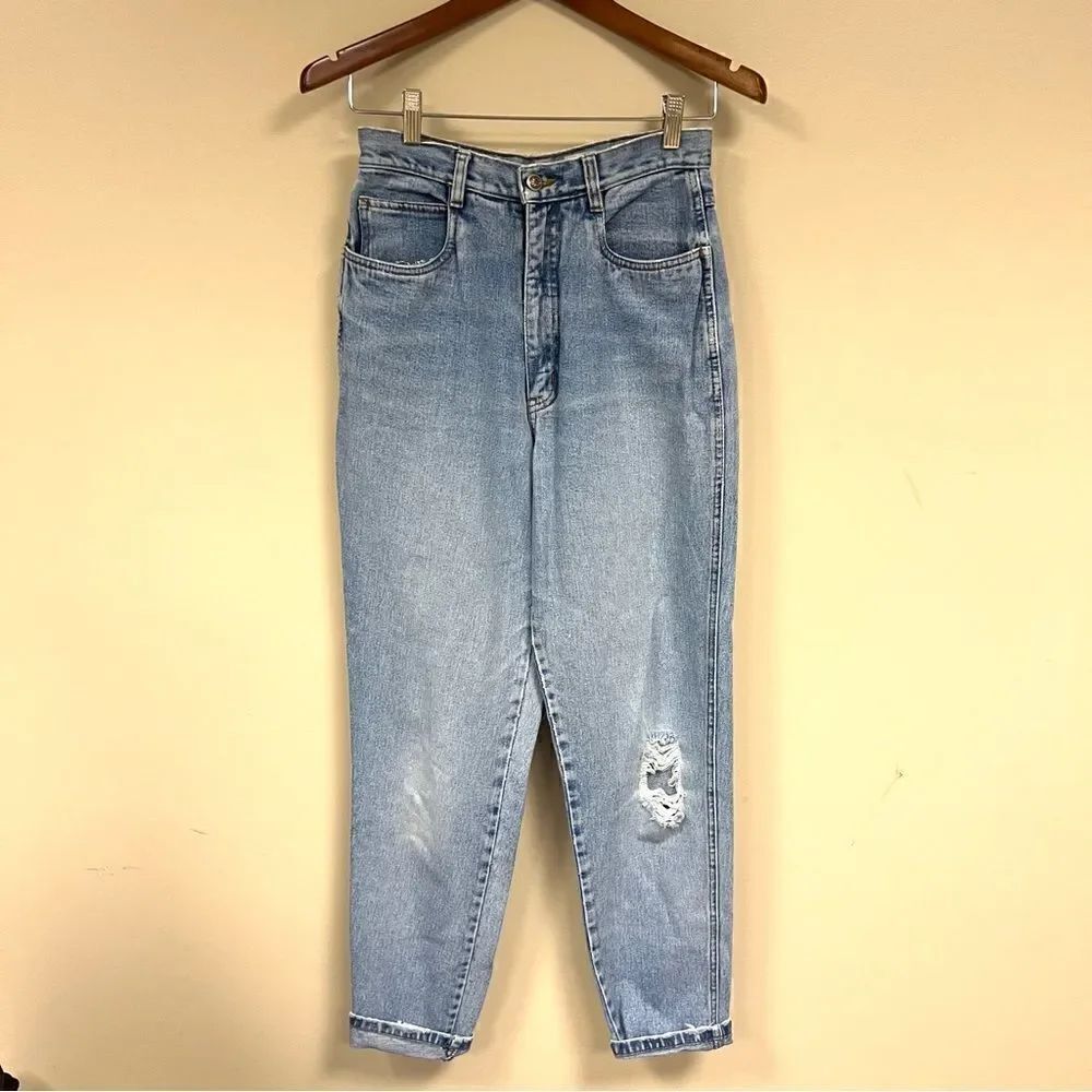 Bill Blass vintage high waisted light wash jeans. Size 4/6